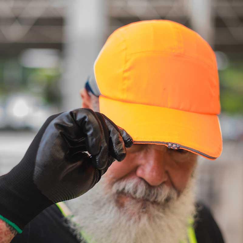 Gorra Semi seguridad antigolpes con luz LED integrada